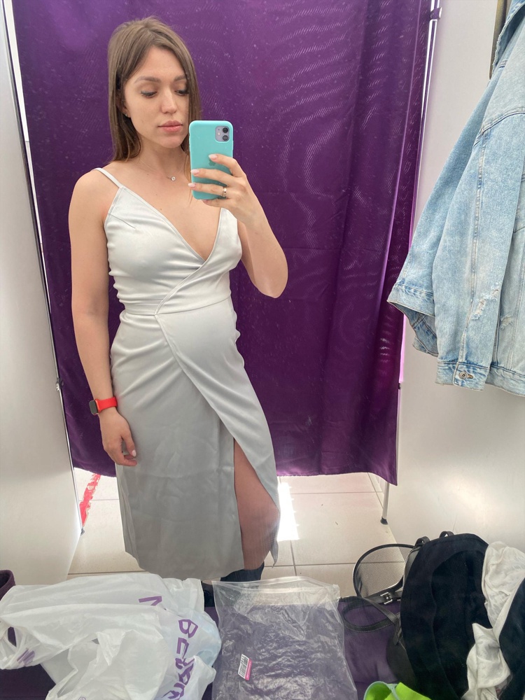 Платье верхняя часть не сидит совершенно , сшито лейкало не пропорционально, сверху должна быть ну очень большая грудь, чтобы ничего не отвисало так сильно. Отказ