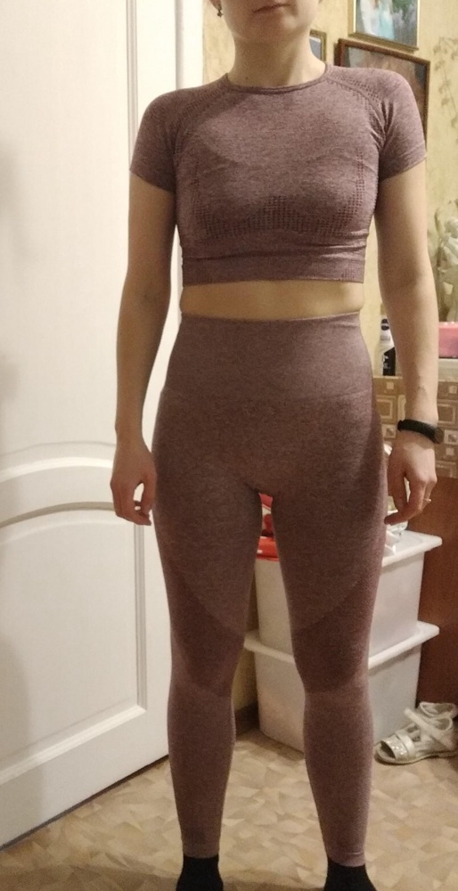 Подобрала этот топ к тайтсам другой фирмы. Сел хорошо, очень удобно. И теперь я точно могу сказать , что в нем не видно ,как потеешь. Сравнила с другим топом. Видимо здесь за счёт правильного затемненного рисунка и ткани. Спасибо