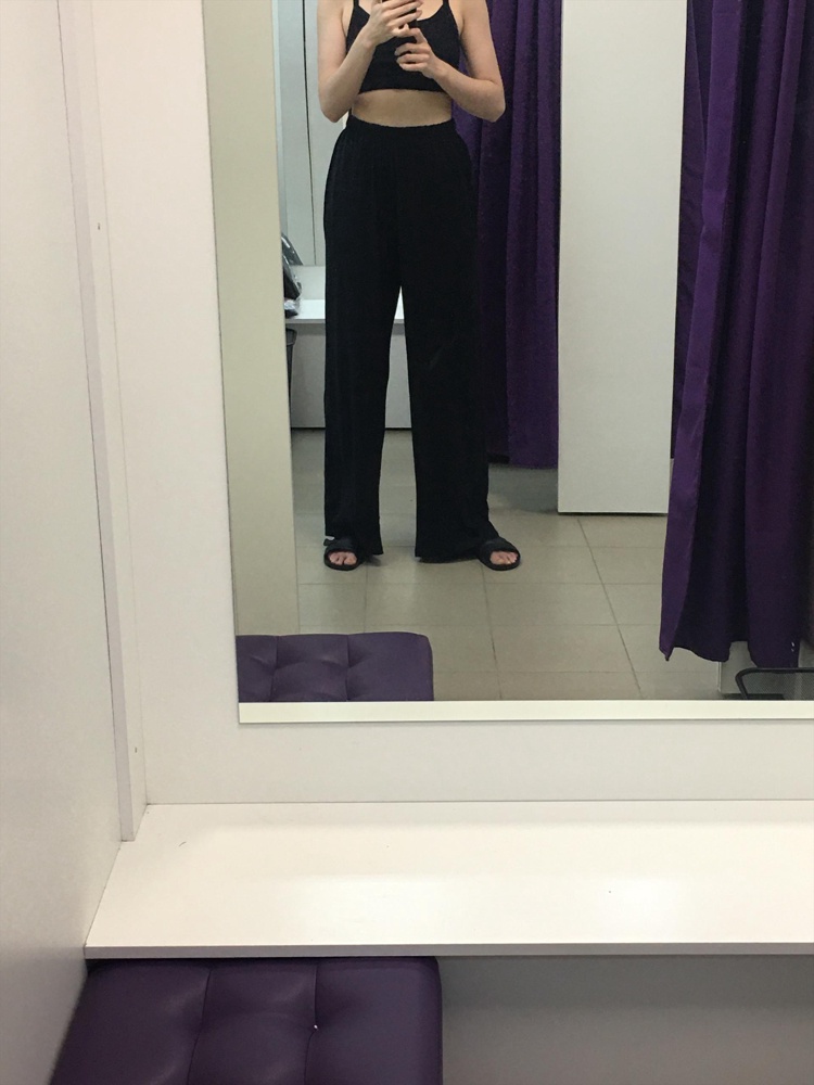 Хороший костюм! Ткань тонкая, но стоимости соответсвует. На ОГ - 86, ОТ - 65, ОБ - 95 и рост 175 размер М отлично сел (хотелось подлиннее, поэтому размер больше). Топ очень удобный.