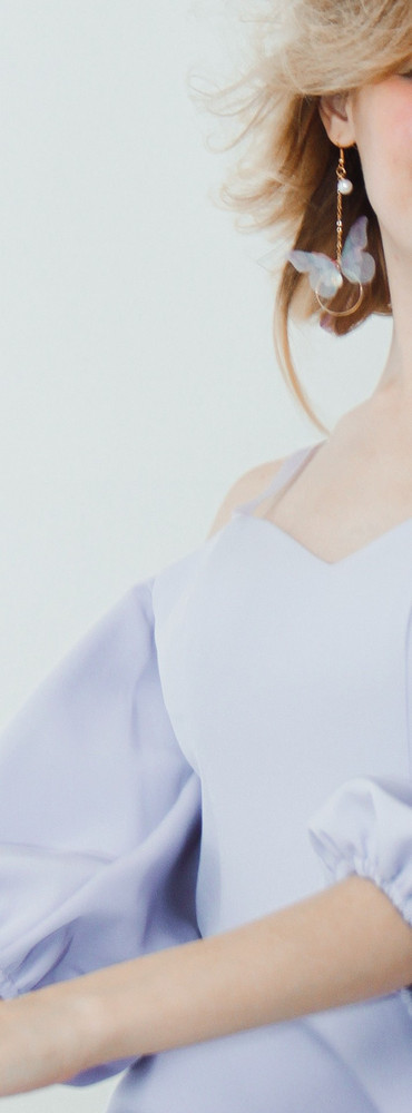 Как на фото. Бабочки тоненькие. Под образ подошло.