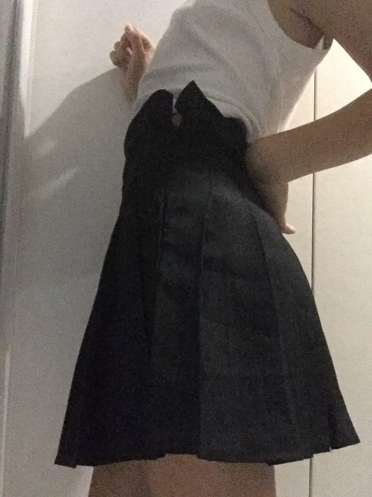 Юбка очень качественная, выполнена ровно негде не торчат нитки , но если у вас размер XS вам стоит взять S потому что если у вас большие бёдра то вы ее будете сложно застегивать ☺️🥰 а так советую!!!!!