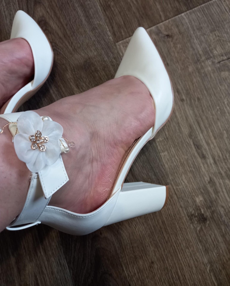 Туфельки брала на свадьбу, у меня очень широкая нога, думала что будут жать, при примерке я была удивлена, они очень мягкие удобные, устойчивый каблук, качественно сделанны. Также нельзя не заметить очень понравилось как все было упаковано. Просто чудо!!!