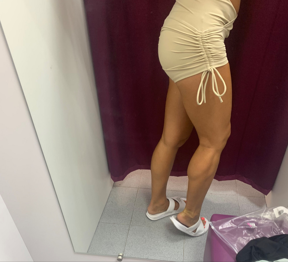 На Об 89 и ОТ 74 подошёл размер L. 
Шортики плотные, не просвечиваются,  белье не выделяется 👍 Посадка удобная. Спасибо 😊