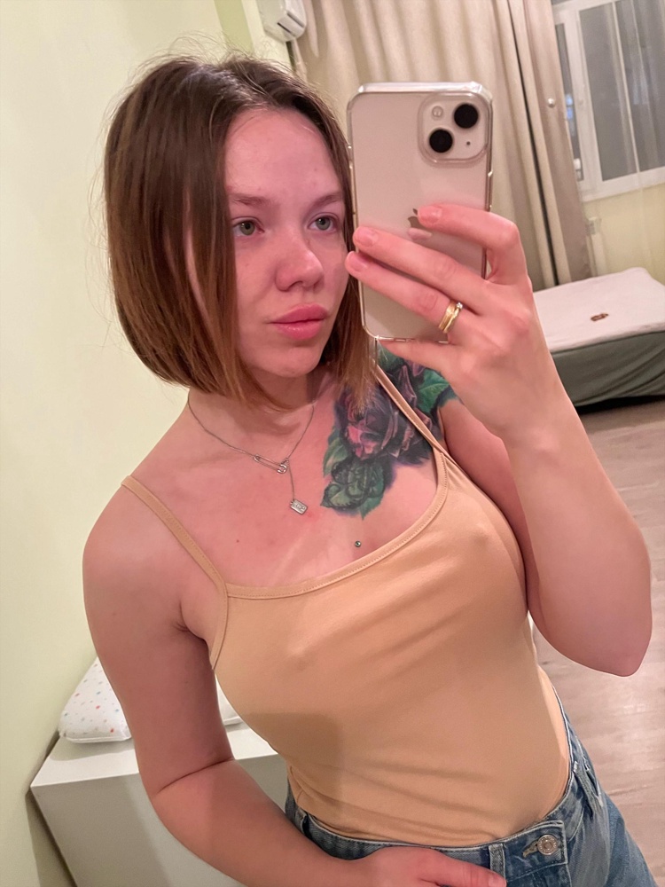 Майка хорошая, мягкая, но очень тонкая, просвечивает сильно. Хотела носить как первый слой под пиджак, но оставлю для дома. На параметры 90-70 норм, можно было взять на размер меньше. Лямки нормальные, не длинные