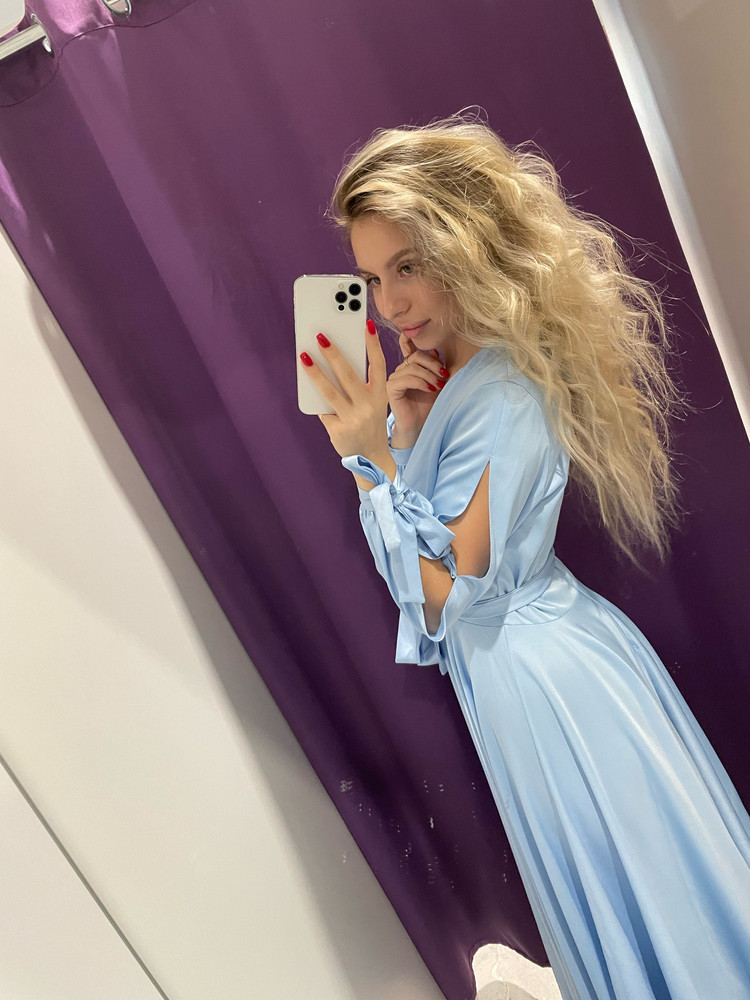 Очень красивое платье. Подходит и для офиса и на праздник. Приятная качественная ткань. Выбирала между изумрудным и голубым, взяла голубое. Очень нежный цвет