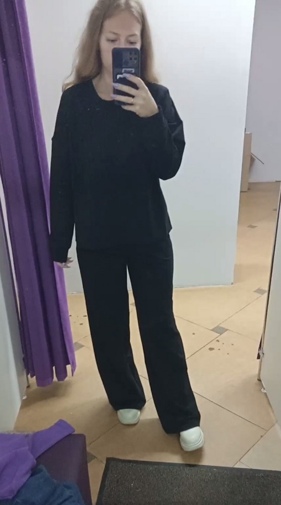 Мой рост меньше 164,но по длине и размеру костюм сел хорошо. Заказывала черный и коричневый одного и того же размера. Однако, черный пришлось бы подшивать по длине. Качество не вау, но хорошее. Выкупила коричневый, цвет темнее чем на фото, но мне понравился. Размер соответствует.  На фото-отзыве смотрится хуже, чем вживую)