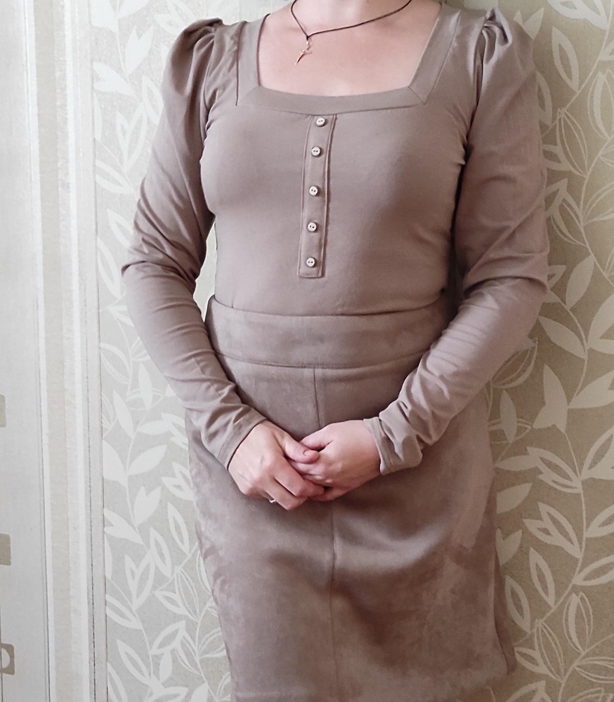 Советую к приобретению. На свой 46-48 подошло. Трикотаж гладкий, не рыхлый, эластан ощущается.