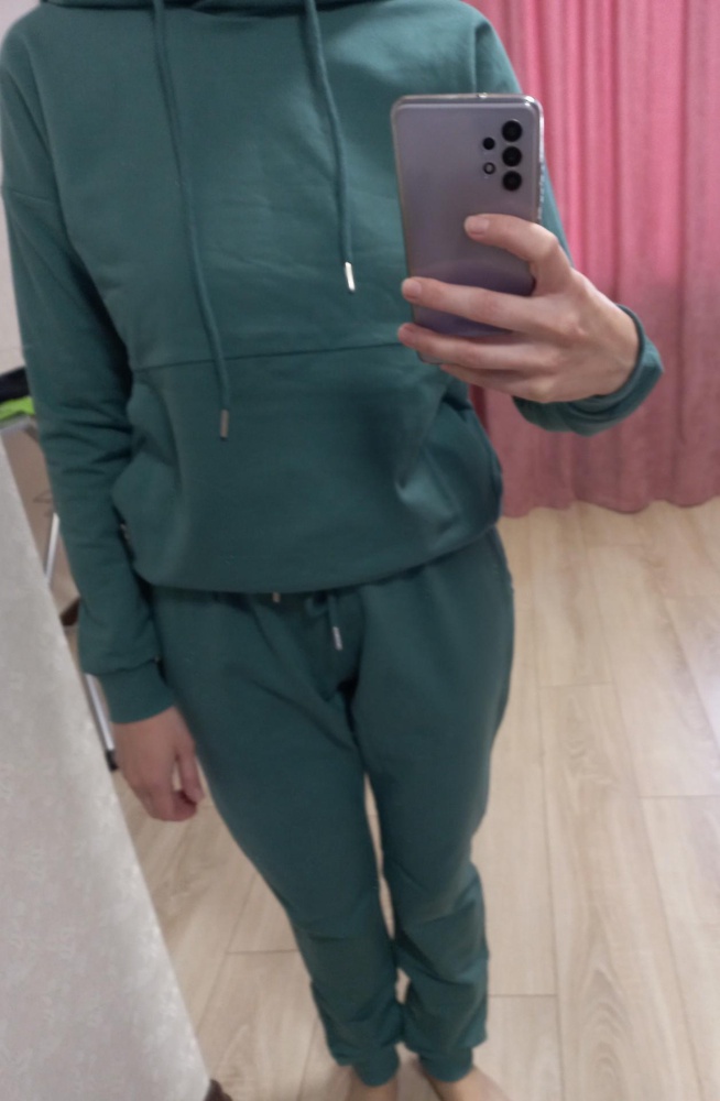 На 44 заказала s, толстовка хорошо, а штаны большие в талии. Так хороший костюм и на вид, и по качеству. Но возврат из-за того, что не сел.