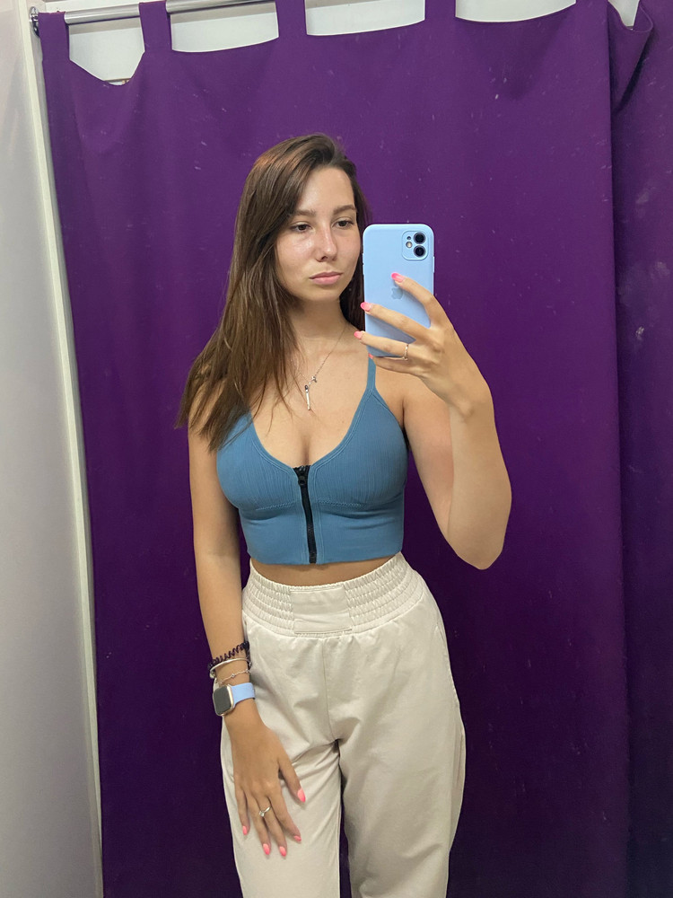 Заказывала топ в 2 цветах. Белый, к сожалению, очень уж просвечивает подкладки в чашечках, брать не стала. А вот второй очень понравился! Ничего не просвечивает, сидит отлично, удобный! 