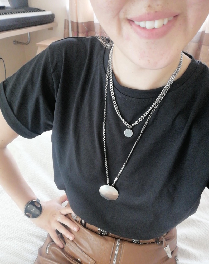 На размер 86-66-94 44 размер сел хорошо, качество хлопка хорошее, цвет соответствует. Посмотрим как будет после многочисленных стирок, чёрная футболка хороша как базовая вещь(под юбку, брюки и т. Д.), сочетаю с цепочками, как на модели :)