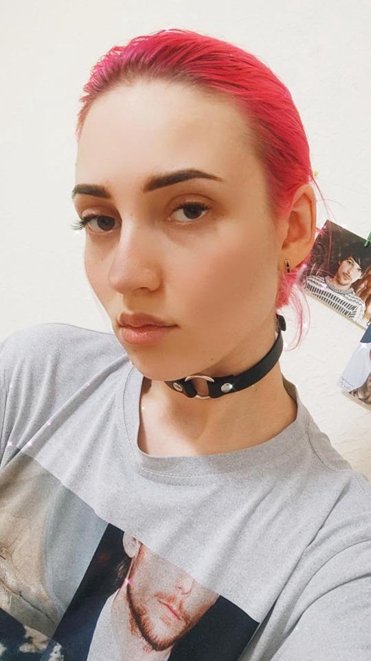 Хороший чокер, подойдёт на любую шею, мне кажется. Если что, можно сделать дополнительные дырочки. Пришел в черном пакете.