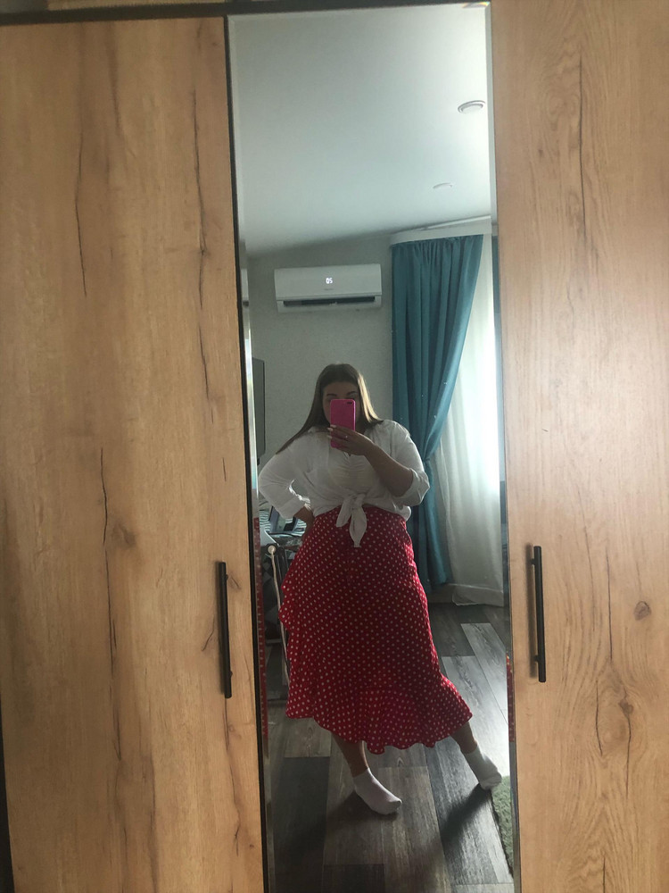 Я девушка с пышными формами юбка села идеально, за счёт рюш скрывает животик. Товар быстро пришёл, изъянов не обнаружила, только ткань сильно мнётся. Я в восторге рекомендую товар.