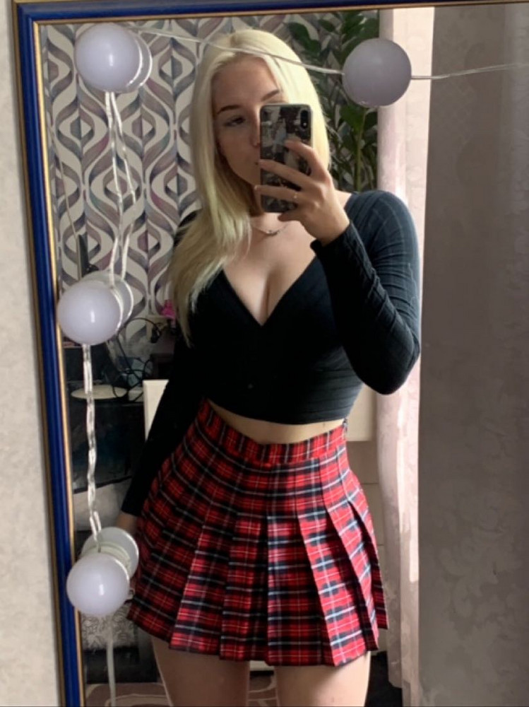 L размер идёт на М талия ~62, немного висит, шортики удобные, ветер юбке не страшен)