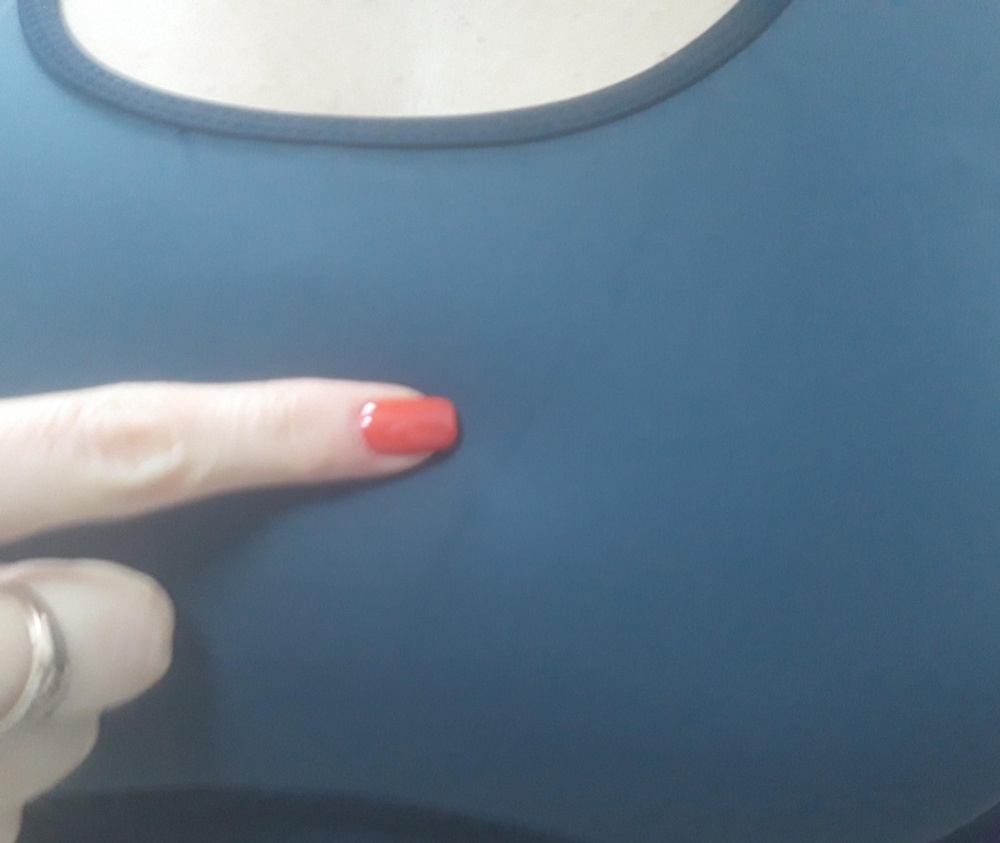 Не очень понравился топ. Объёмы 96-74-99. Взяла М. Но не думаю, что 2 см так сыграли роль, что очень приплюснули грудь, что из-под мышки выпало)) а потом увидела странную полосу. Или загиб, или так испачкали. Возврат.