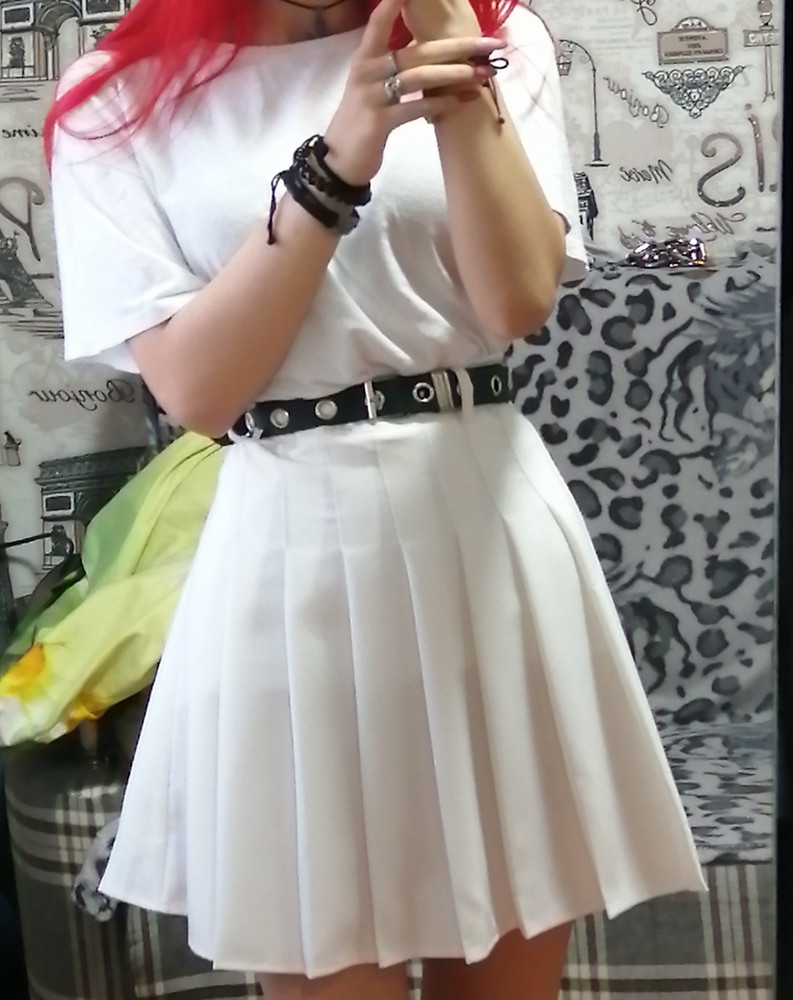 юбка не плохая, ткань мягкая, но ремень пришёл чёрный. брала самый маленький размер, но на талию 60 оказалась широкой(