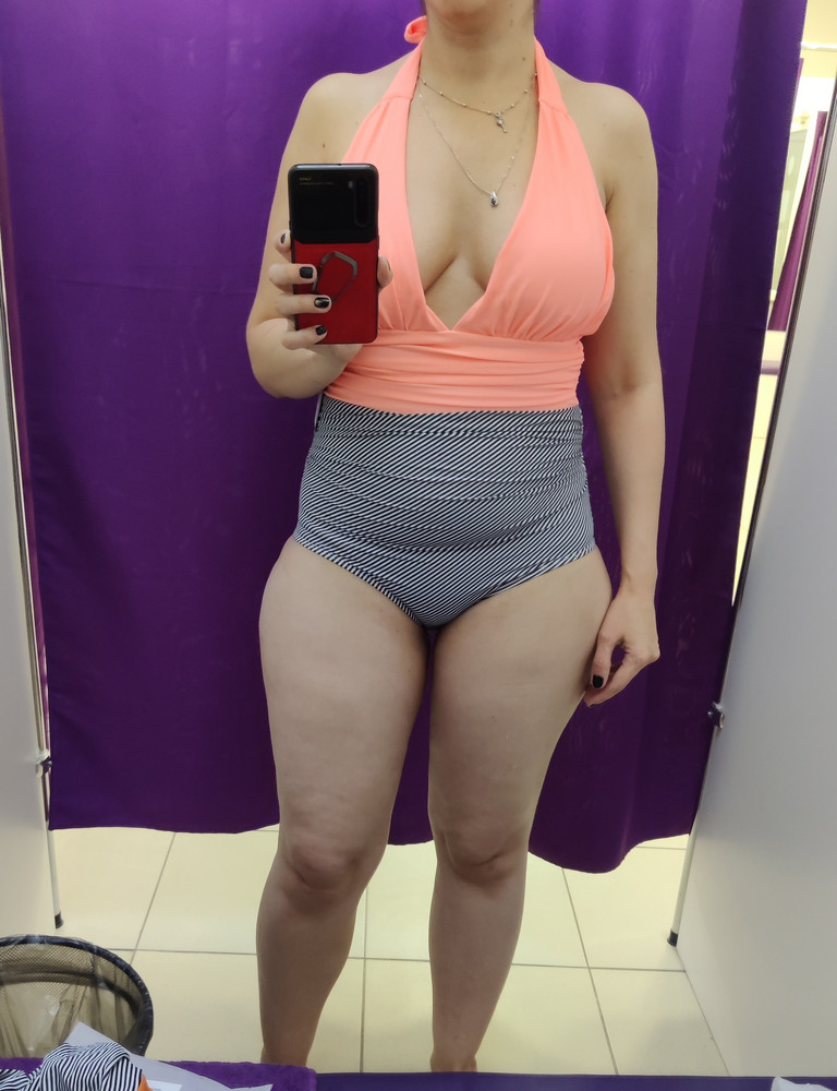 Ну как видно, фигура у меня не предел мечтаний )) Купальник нужен был слитный, но не скучный. Не могла выбрать между оранжевым и розовым. При примерке поняла что розовый выглядит для меня слишком легкомысленно. Хочется уже чего-то более солидного и элегантного. Купила оранжевый. Качество хорошее. Сидит прекрасно. Крылья ангела прячет на ура))))) Из всех купальников, которые у меня есть на сегодняшний день, в этом чувствую себя наиболее комфортно, прям ни добавить ни убавить. На ощупь очень приятный. Как в носке, пока не знаю. 