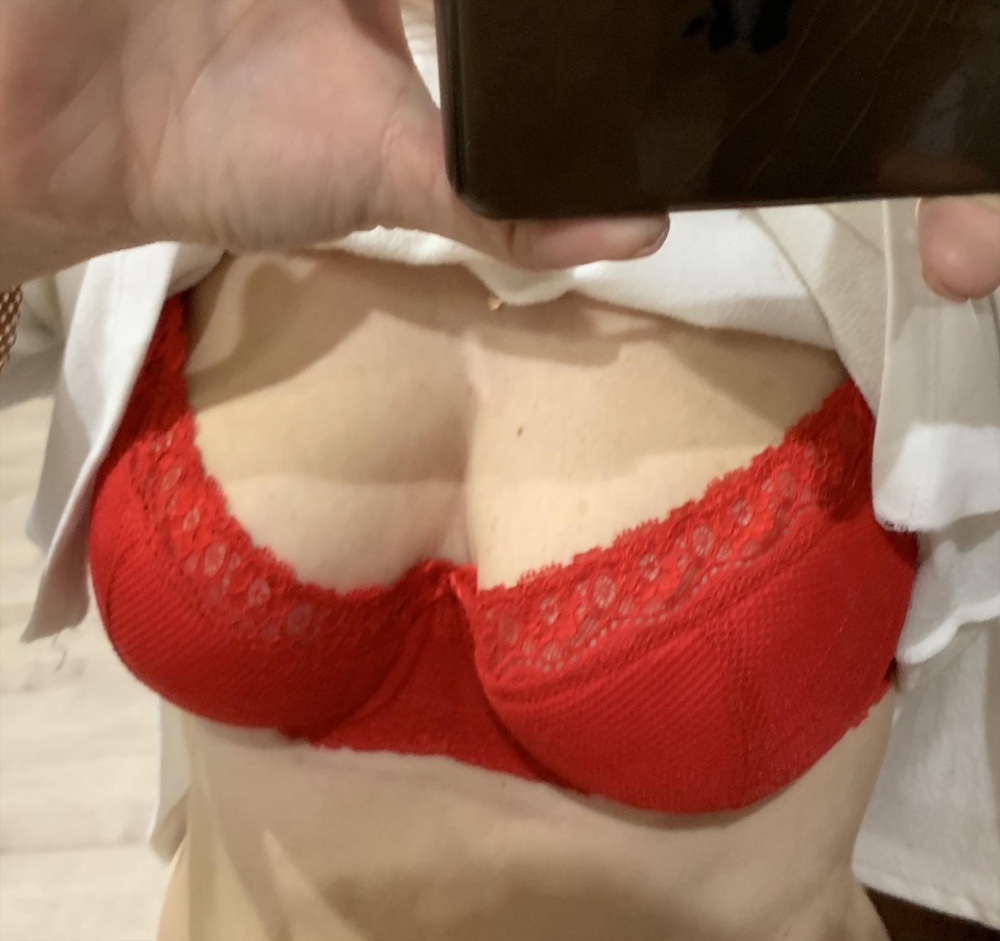 Очень удивлена отзывам - кому маломерит, кому большемерит. Он идет в размер - всегда ношу 75Е, на всякий случай сверила свои параметры с размерной сеткой производителя - тоже 75Е. Сел идеально. Тютелька в тютельку😁 Качество материала и пошива отличное. Грудь держит хорошо, форму груди делает красивой.