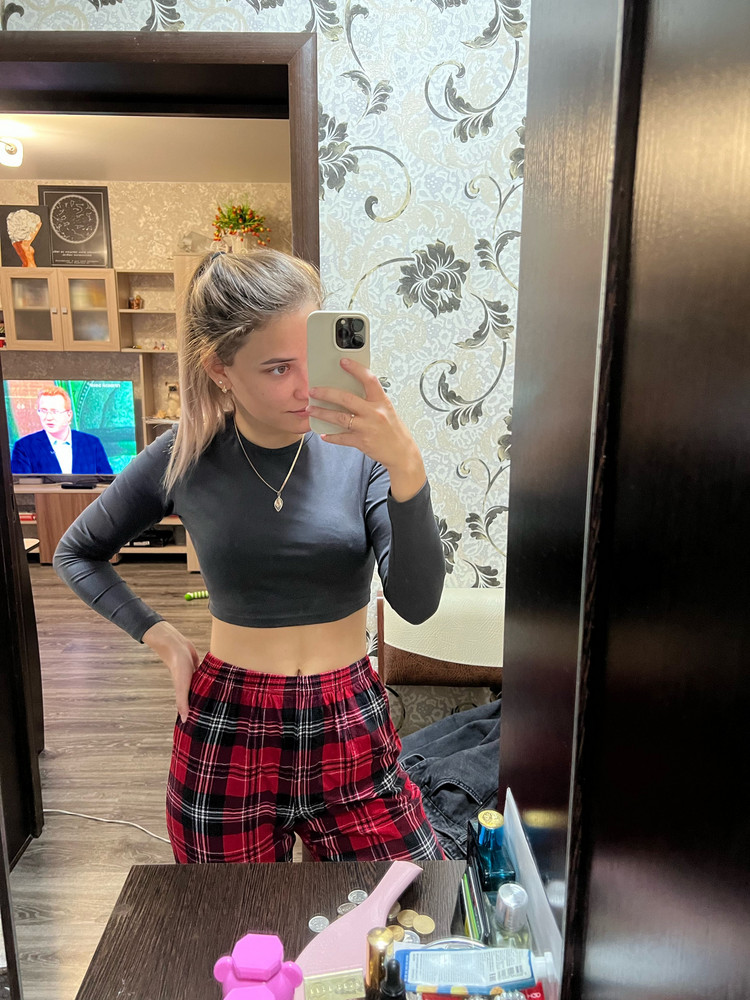 Ну качество такое себе, боюсь представить что будет после стирки, какая то леска колится по швам, и коротковат… но выглядит хорошо , на пару раз надеть. Серовски неважно на качество главное картинка)))