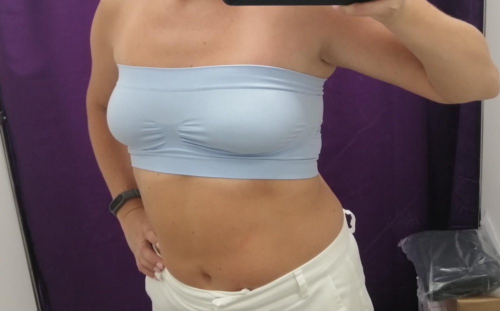 Мои размеры. Окружность груди 90см. Обхват под грудью 83см.
В меру тугой. В течении дня не сползает.
Я купила в белом и голубом цвете