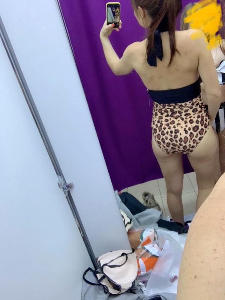 Вообще купальник хороший. Идет в размер, на мой рост 168 хорошо сел М, ношу обычно s-m. Мне единственное не понравилось как сидит в груди. У меня ее по сути нет), и посередине не ложбинка между грудями, а ребра))) Я не взяла в общем то,  считаю данный купальник подойдет больше девушкам с грудью! 