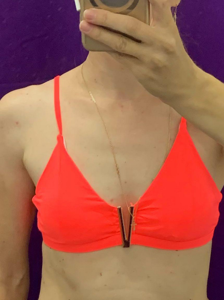 Лиф на маленькую грудь, но на моем минус первом он вообще не смотрится, поэтому отказ. Да и подкладка у лифа почему-то белая, а у плавок - чёрная. И металическая вставка посередине не очень понравилась. На мой взгляд дешевит, но это только мое мнение.