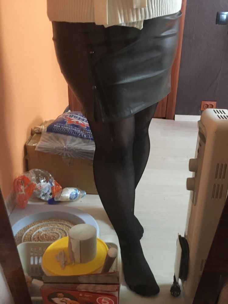 Юбка шикарная. Давно хотела себе кожаную вещь в гардероб. Отзывы мне очень помогли. Мой размер 54-56, эластичный низ всегда беру 54. Мне подошла отлично, нигде не торчит. Если бы взяла 52ой размер, то сзади юбка торчала бы. Да, она шуршит, с колготками так очень сильно, без колготок почти не слышно. Но это не минус, это изюминка изделия и особенность ткани. На лето лично для меня это юбка не подойдёт, так как она обтягивающая и будет очень сильно заметен целлюлит. С колготками его незаметно. Заказом осталась довольна, спасибо LAVIRA!!!!