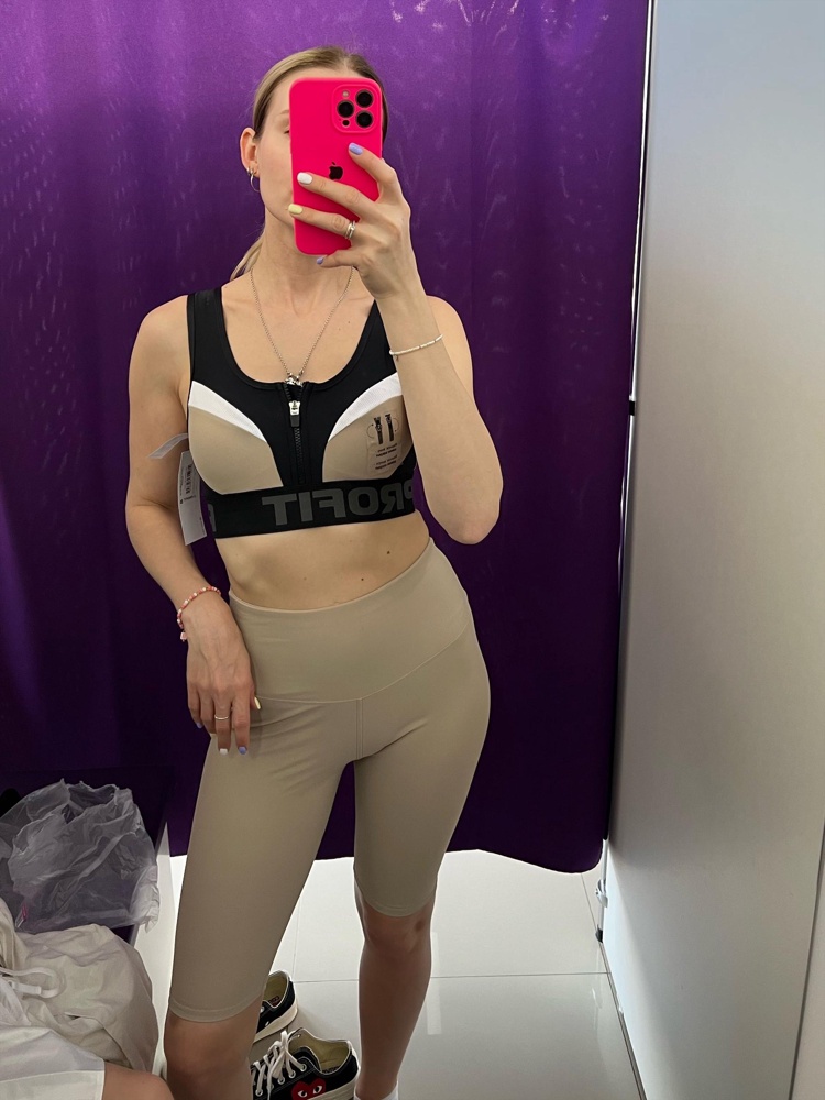 Лассный топ!на резинке изнутри идут силиконовые полоски .сидит отлично