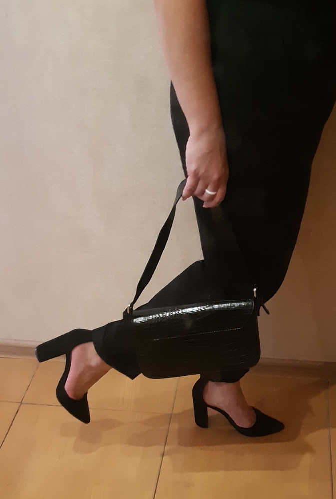 Божественные туфли!Идут в размер.На широкую стопу идеально.Каблук 9 см очень удобный,устойчивый.