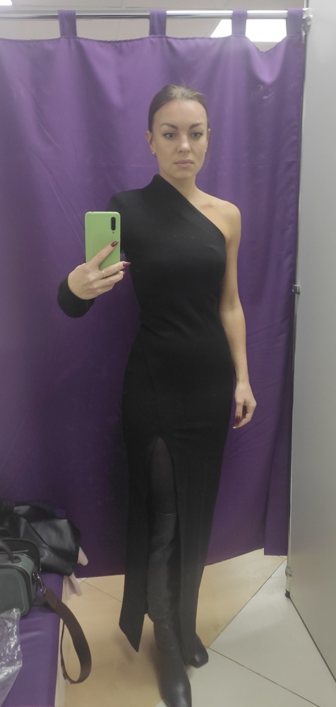 Платье  супер!!! Плотное, облегает фигуру. Пошив качественный. Идет в размер. 