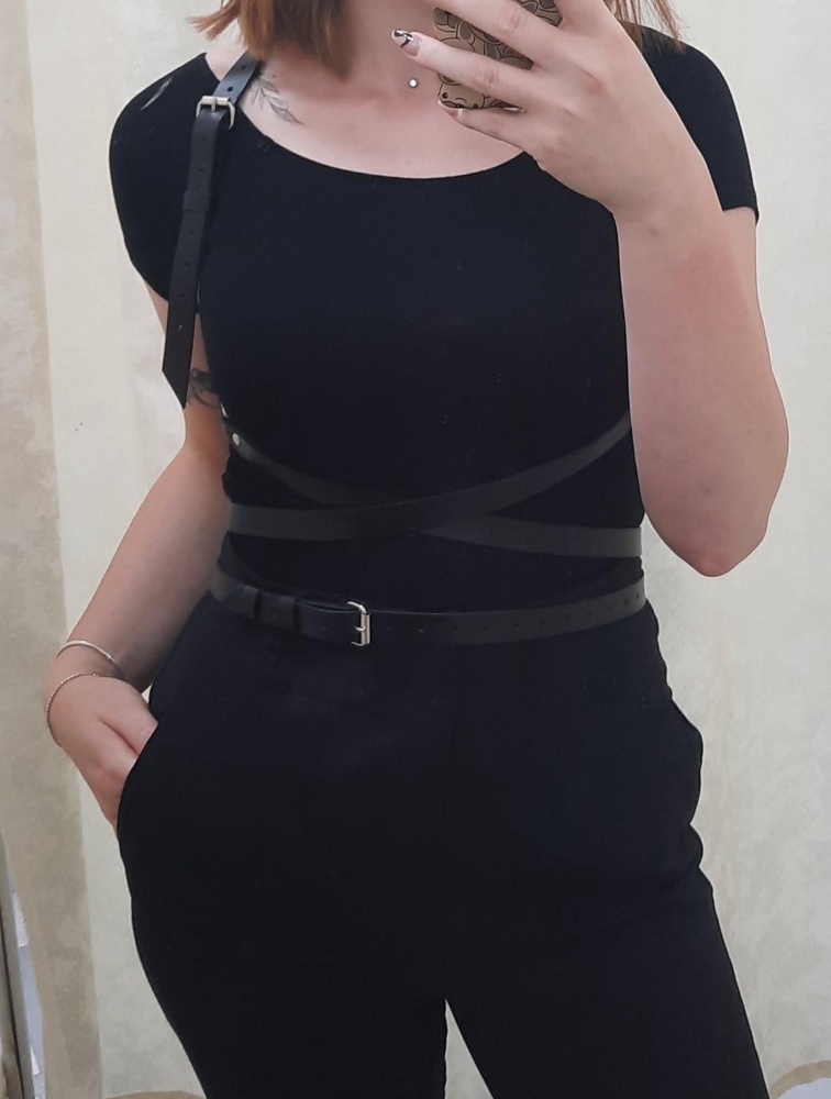 Портупея безумно классная, я  конечно,  с вероятностью а 99% могу сказать, что это не кожа, но это и небыло для меня шокирующей новостью.  Размер подошёл идеально)