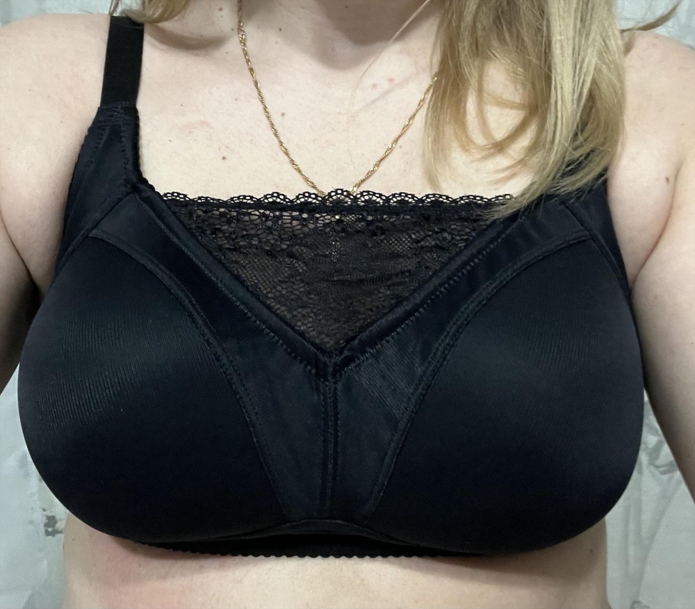 Выглядит скорее как топ. Не так элегантно, как на фото. Огромные лямки, 3 крючка. Будто сшито на грудь размера е и более.. качество в общем неплохое. Задумка с вставочкой посередине с учётом специфики белья неплохая, но, опять же, больше на топ становится похоже. Маломерит по объёму груди на 1-2 размера. 