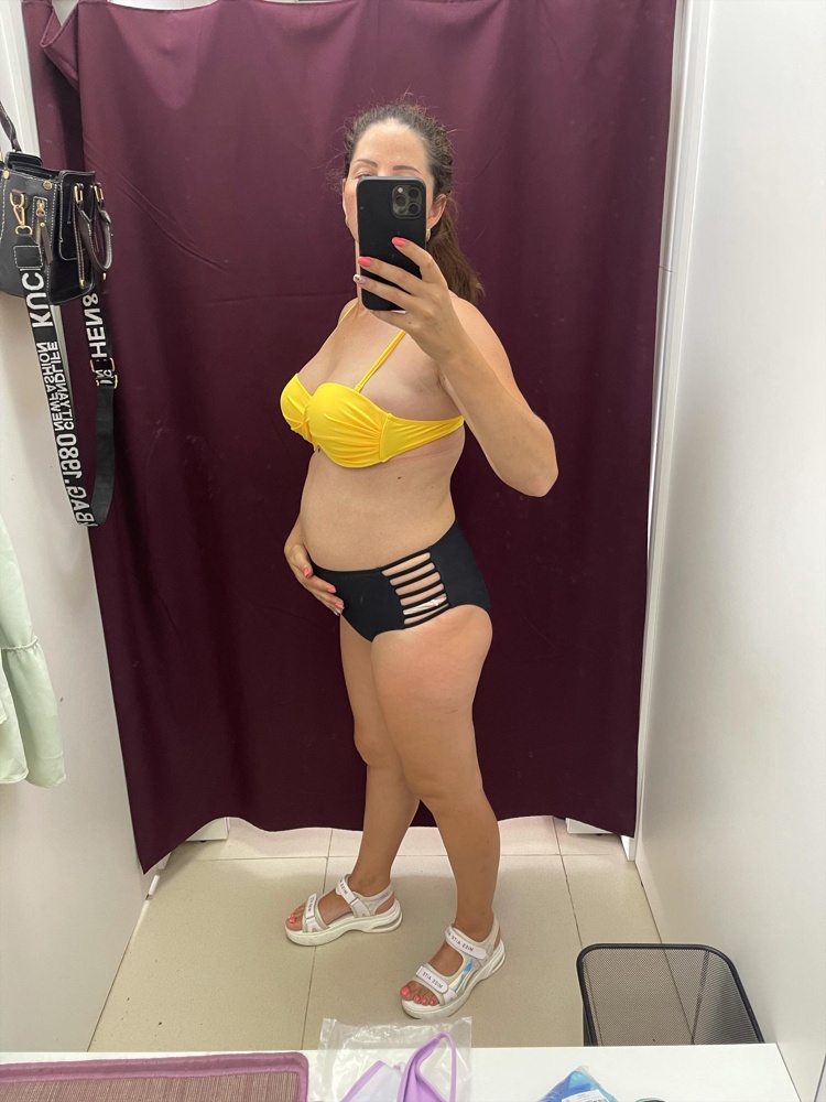 Понравился. Так как беременная  подошли и большие и цветные трусики. Ткань не жёсткая мягкая. Надеюсь на море желтый буст останется таким же. 