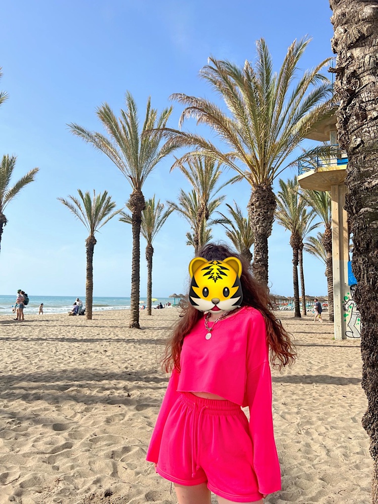 Вернулась с отпуска,протестировала костюм на себе, хотя купила уже давно.Была в 35 градусной жаре,очень удивило то,что в них вообще не жарко, материал натуральный и дышит,носила их даже днём.Качество не передать какое крутое. Дизайнерский подход удивил,нитки на розовом контрастные - салатового цвета,посадка супер. Все спрашивали,где покупала.При покупке не могла удержаться и взяла два цвета(лимон и розовый),оба кислотные и капец какие яркие «вырви глаз»,как я люблю,на wb таких цветов вообще не видела,определённо стоят своих денег👌🏼.Продавцу огромное спасибо.