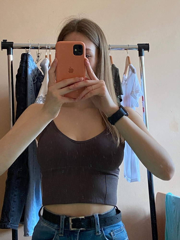 Выглядит не плохо, НО именно мне он чутка большой, лямки хоть и регулируются, все равно длинные. Слишком большие чашки, убрала их, дак теперь он вообще большой, такое чувство будто кто-то до меня( толстенький) его надевал и растянул. Расстроилась покупкой 