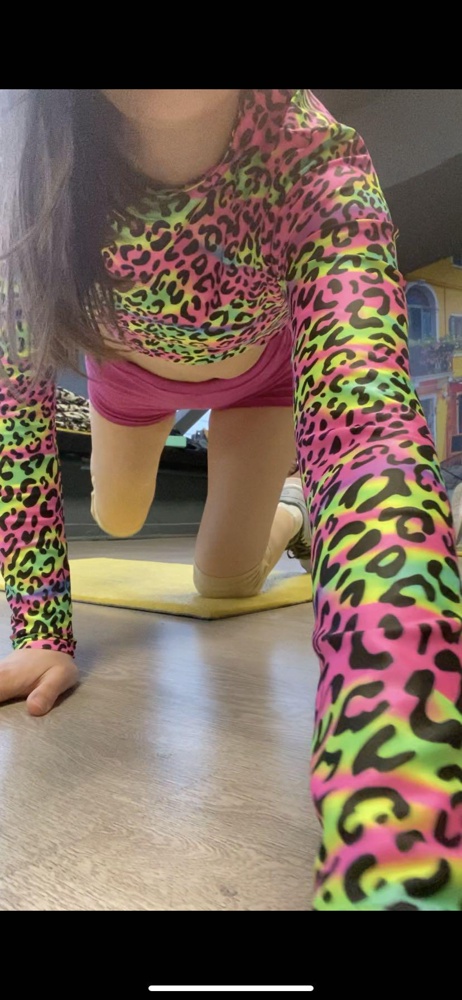 Афигенский раш. Хотела сначала заказать розовый, но он закончился, теперь даже рада, что выбрала этот 🤩 на 86/67 заказала S, сидит круто, ничего не перетягивает, чувствую себя комфортно во время тренировок 👍 за фото сори, скрины с видео 😁