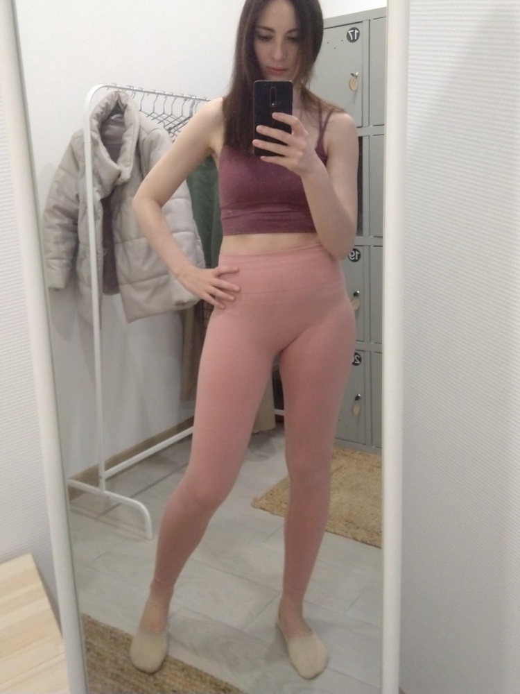 Довольна лосинами. Жарковато на лето, конечно, но удобные. После стирки сохранили цвет, катышков не образовалось. Для растяжки или йоги очень удобно.