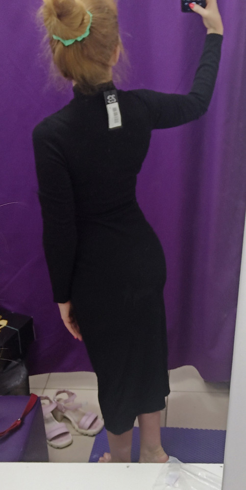 Мои параметры 92-73-100 рост 165.
Платье село идеально, выбирала по таблице размеров минус пару размеров, так как хотела, чтоб платье хорошо облегало, ну и к тому же в наличии был только 42, да и в принципе не смотря на свои параметры чаще всего ношу 42-44. Полагаю, что если бы взяла 46-48, то платье бы висело мешком. Так что сложно сказать маломерит или нет.
Платье отлично смотрится как с каблуками, так и с миниатюрными белыми кроссовками.
Можно как повседневное в прохладную погоду, можно и на праздник.
Ткань прохладная, не просвечивает, приятная к телу.
Покупкой очень довольна, рекомендую.