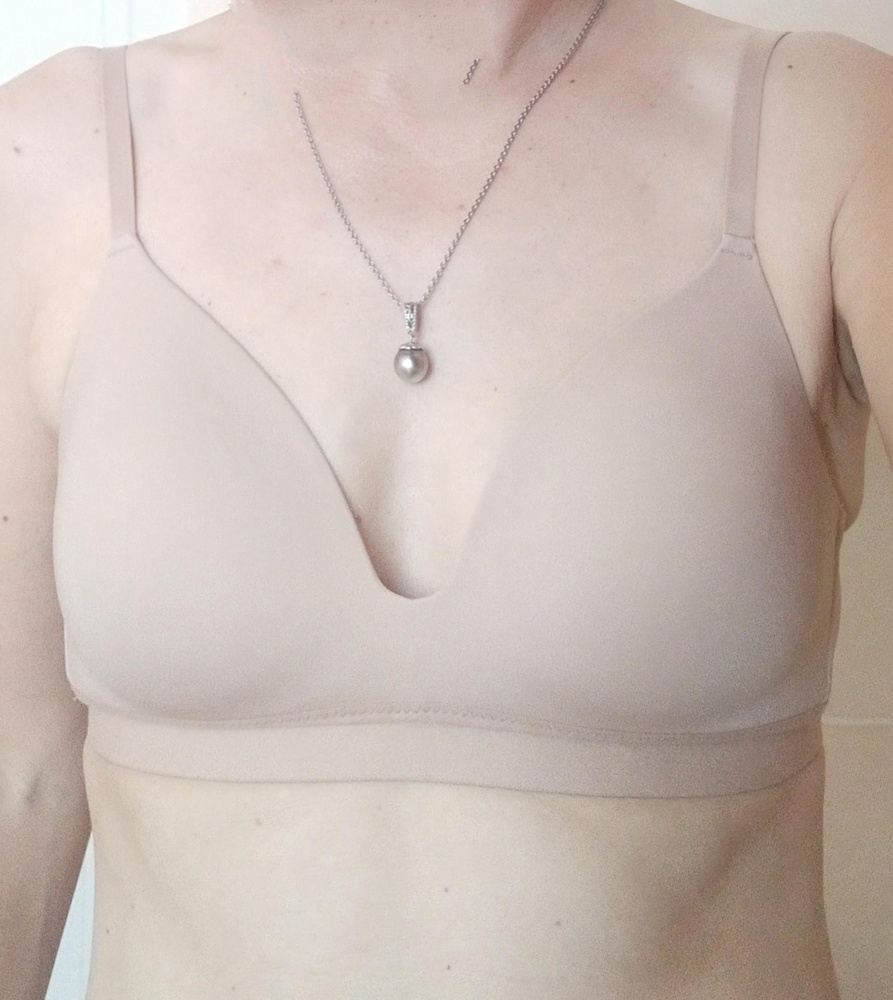 Очень мягкий и приятный. Форма груди красивая получается. Размер подошёл на ОГ 89, под грудью 74.