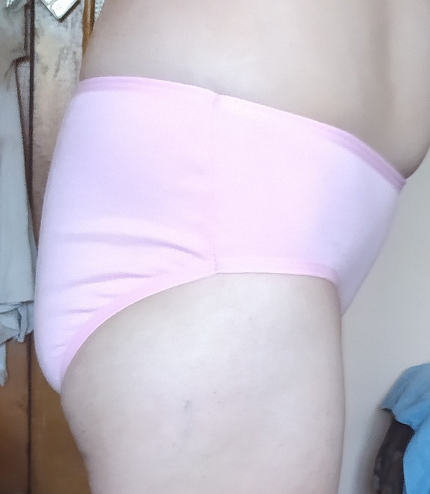 Цвет менее выражен, чем на фото- рекламы. Маломерят, не по размерной сетке.ОБ 94 у меня, впритыкочку. Опять же на фото-рекламе, трусики красиво идут посередине ягодицы, на самом деле попа вся туда входит, если сделать повыше, то врезается, через одежду видно. В общем, не произвели впечатления.