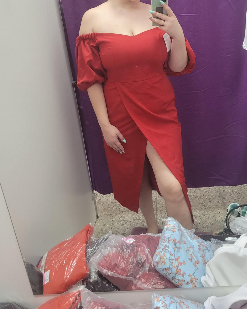 Очень красивое платье! Но предупрежу сразу, материал довольно плотный! На вечер лета я бы не взяла! А так очень эффектно смотрится! Обязательно перезакажу на свадьбу подруги осенью!