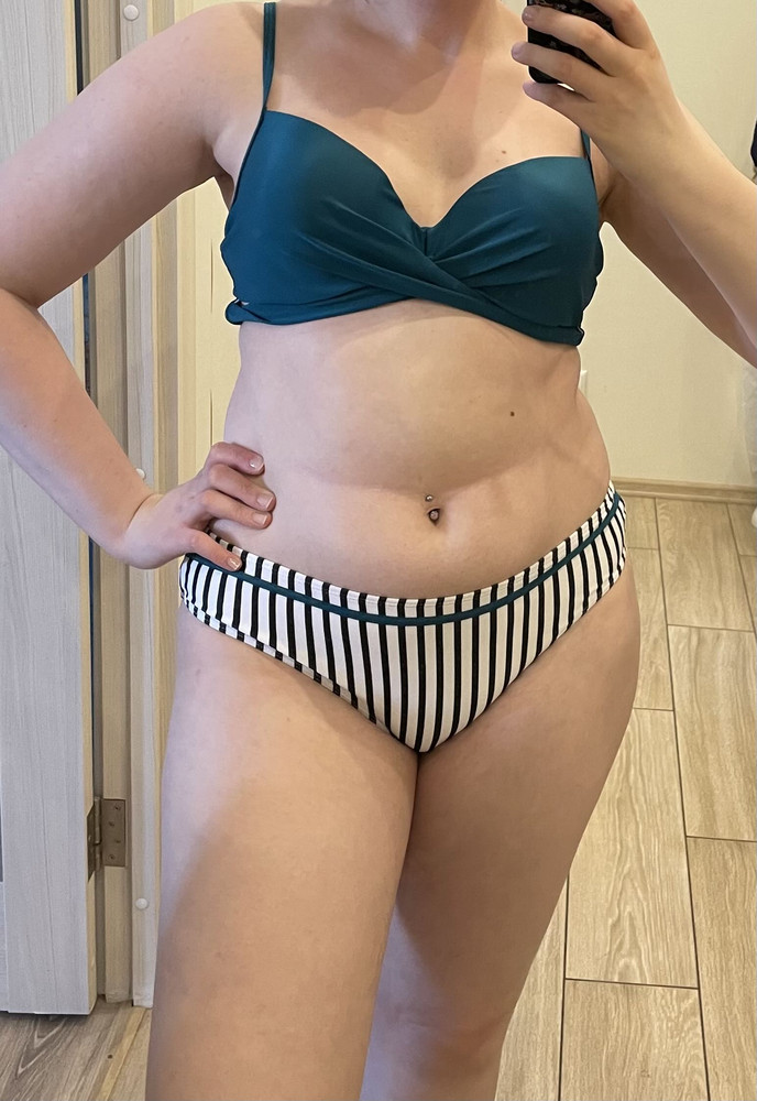 Купальник классный, уже несколько раз плавала, удобный, нигде не жмёт и не трёт. Размер XXL отлично подошёл на ОБ 110 и размер лифа 80B. Форма чашечек странная, больше похожа на пирамиду, но внешне это не заметно. Плавки средней посадки, лишний животик немного прячут. Так что все супер, рекомендую 