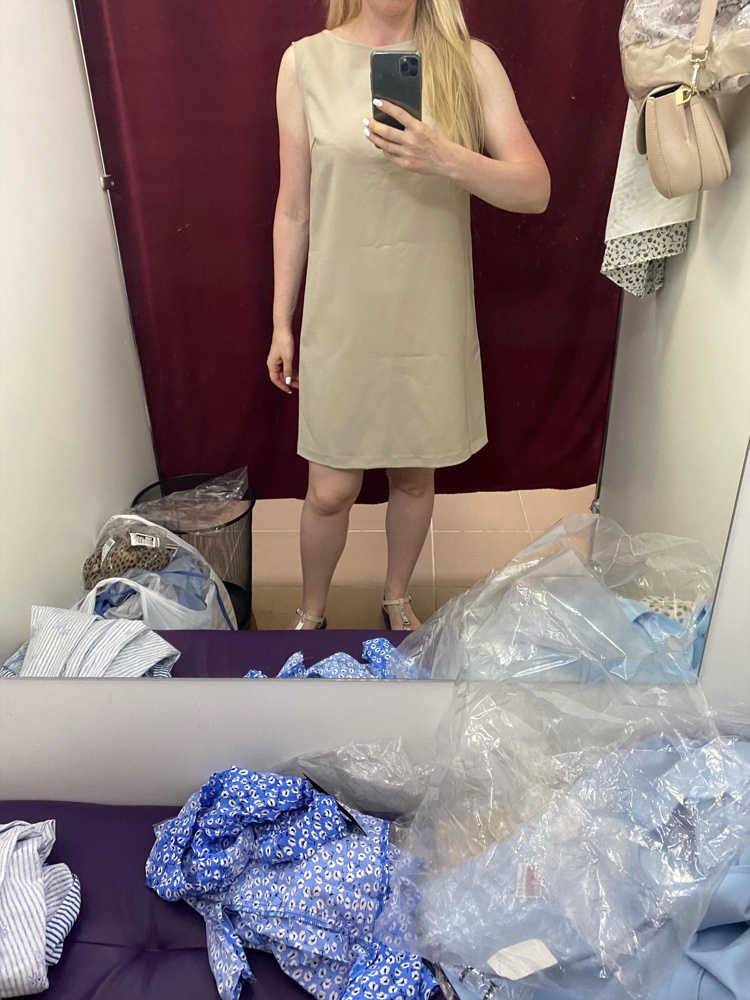 Очень удобное, легкое и красивое, брала 44, но хочу померить ещё 42, мне кажется, немного большемерит. ОГ90-ОТ-67-ОБ96 Смотрела в двух цветах- бежевый и голубой, оба 44 размер 