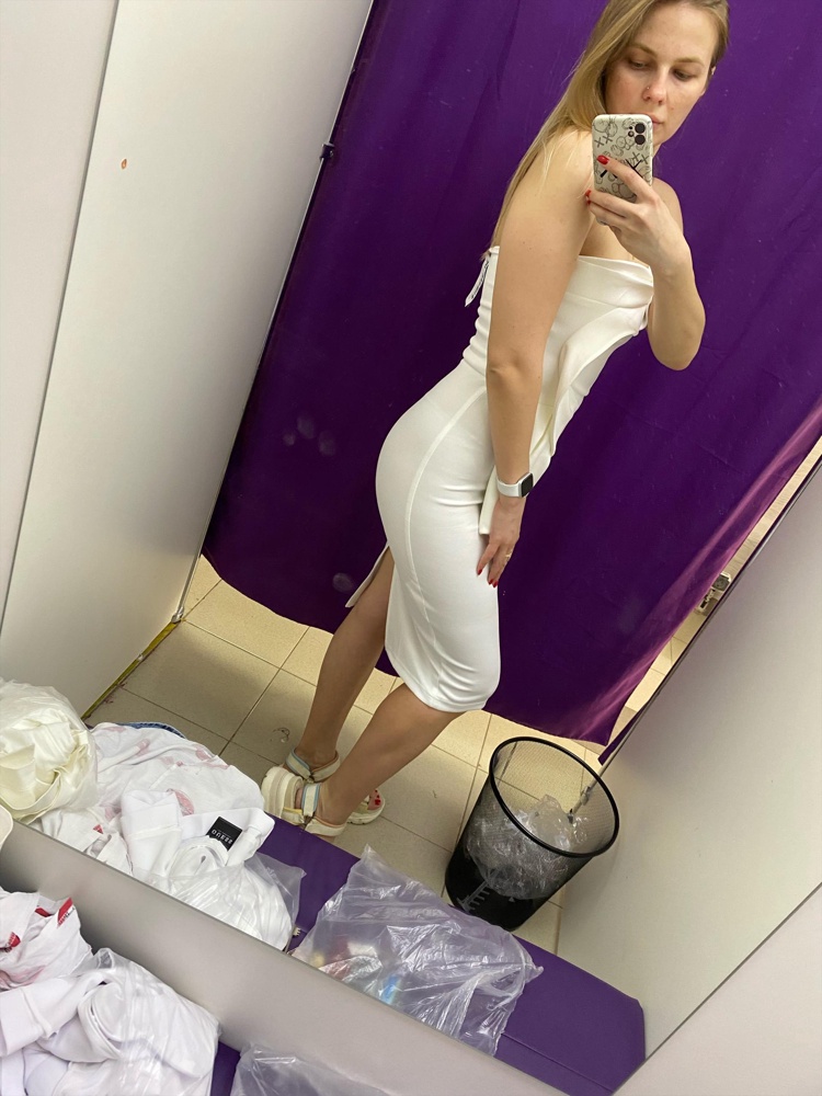 Ткань очень плотная синтетика, обтягивает сильно, нужно под него бесшовное белье, хотя модель очень интересная. Не взяла только из-за ткани, выбрала другое.