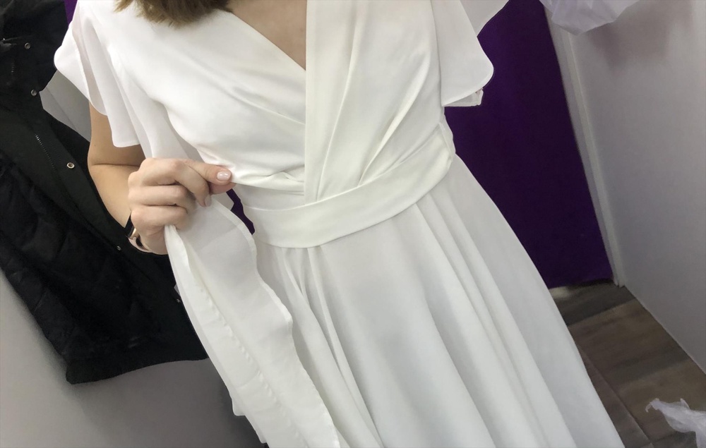 Отличное платье, пришло быстро, качество отличное. Но не подошёл в области груди, немного свободно. К сожалению возврат, подойдёт девушкам с грудью побольше, а так цвет соответсвует описанию, ткань приятна к телу