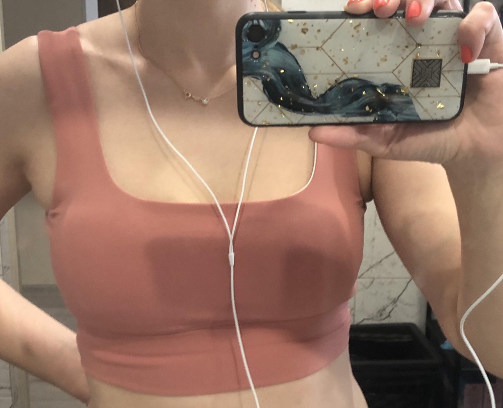 Топ отличный. Цветовая гамма красивая, удобный, эластичный, сидит в точности как на фото. Взяла размер согласно размерной сетке, сидит комфортно. Но при снятии разошёлся шов с внутренней стороны, надеюсь, дальше не расползется. 