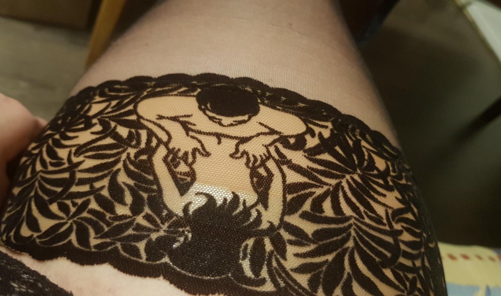 Чулки прикольные,но на один раз....сам рисунок бархатистый, чёткий, держатся хорошо,не скатываются но качество самих чулок это писец,все в затяжках которые потом быстро будут дыркой или стрелкой, очень обидно...если бы не это,скупила бы все чулки из этой серии.