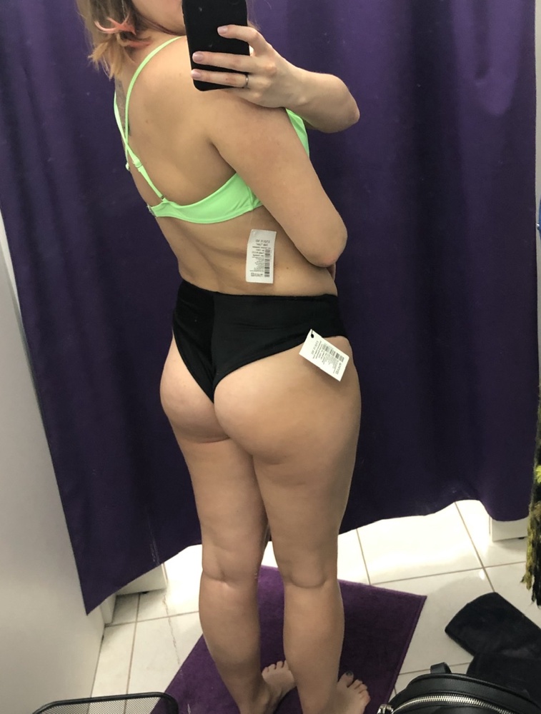 Лиф классный, есть чашечки, но я их вытащила сразу, снизу под грудью немного свободный, возможно будет задираться незначительно. ОГ 90, чашки ношу В, но и этот прекрасно подошёл. Цвет яркий.