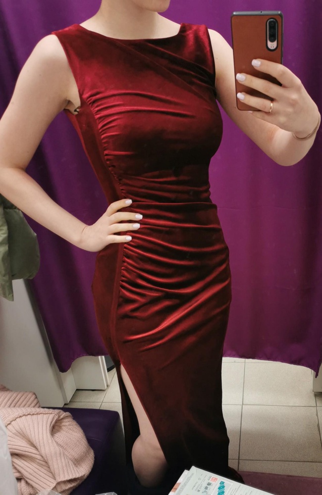 Подклад сильно топорщится сзади, смотрится неплохо. Но вырез сзади такой, что сложно будет подобрать белье. Обычный бюстгальтер видно. Мой рост 158