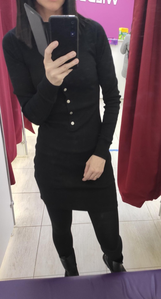 Здравствуйте. На мой 40-42 подошло, рост 160.Но отказ в пользу другого платья. Платье выглядел проще, чем на модели(картинке) Выкупила если бы цена была дешевле.