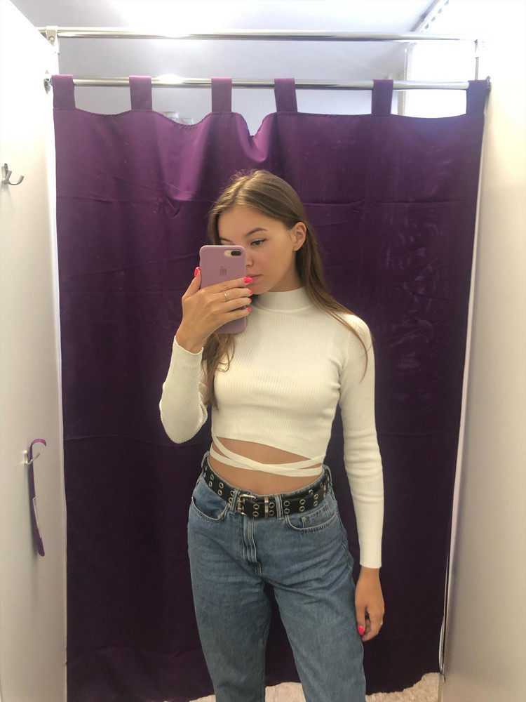 Не знаю для кого сделана эта горловина,но если натянуть на себя,смотрится очень даже.